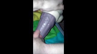 Simpatična ruska tinejdžerka Mishelle Klein igra se sa svojom seks igračkom. Mazi se i ispituje prorez prstima i igračkama širom raširenih nogu. Provedite nekoliko minuta sa sjajnom ruskom bebom čiji gadni šlic voli da bude dublji.
